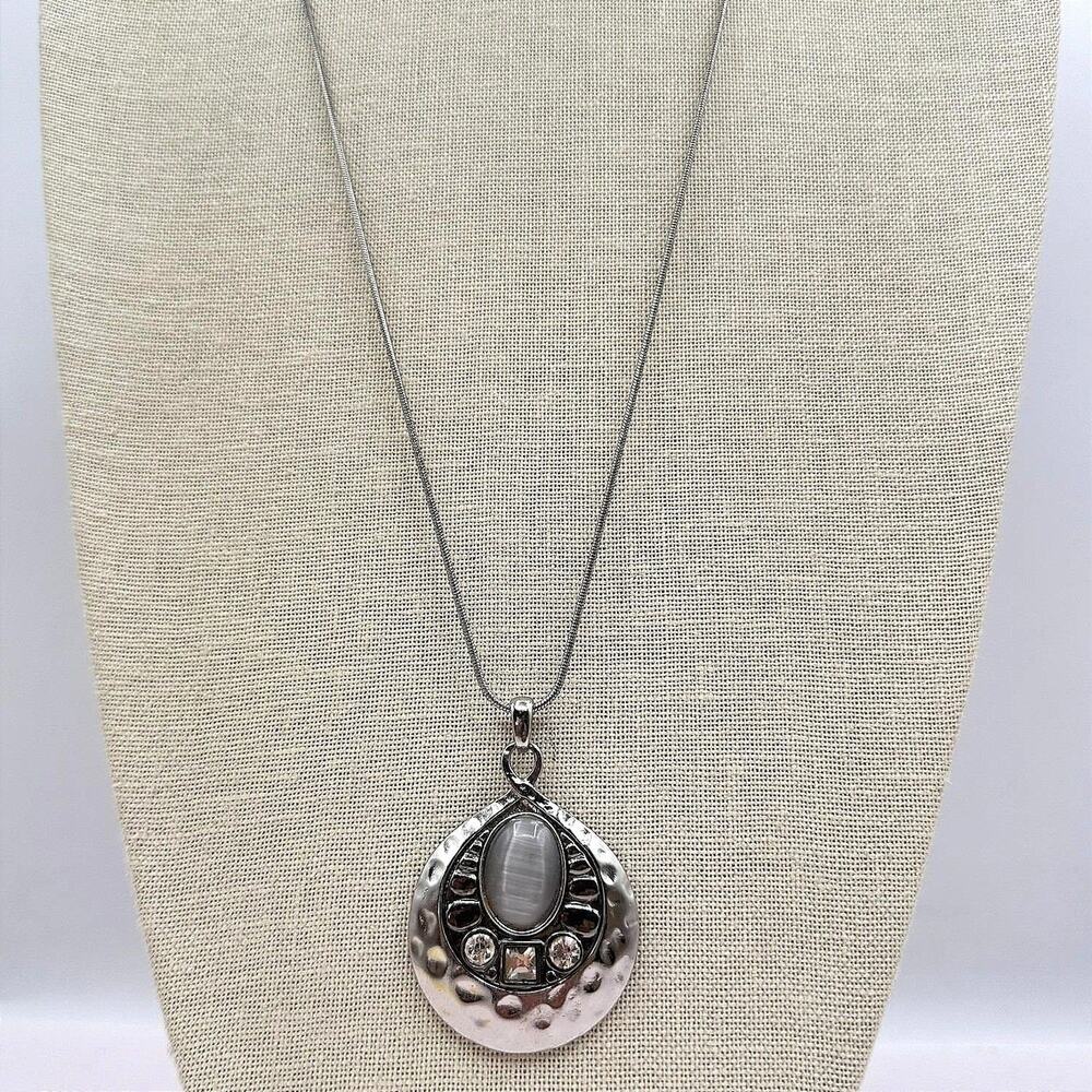 Vintage Y2K Silver Tone Hammered Pendant Necklace Gray Faux Moonstone Jewley